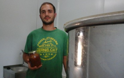 Tordera en directe visita la producció de mel de Mas Julià