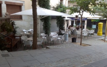 Instal·len estufes i ombrel·les a la terrassa del Chu-Bar