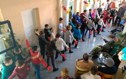 La residència Can Comte rep la visita de les escoles de Tordera
