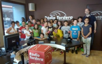 Els alumnes de 4t B de l’escola Ignasi Iglesias fan el seu programa de ràdio… i els seus anuncis