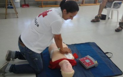 La Creu Roja imparteix un curset de suport vital bàsic i de l’ús del desfibril·ladors a diversos representants de les entitats torderenques