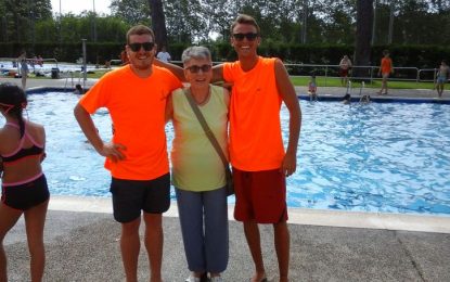 Dos socorristes vetllen constantment per la seguretat dels usuaris de la piscina municipal