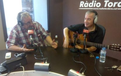 El cantant xile Héctor Jara visita el programa “La tarda és a l’estudi de gravació”