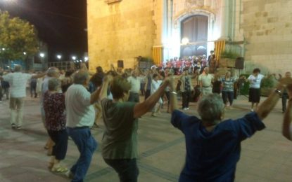 Com cada any, La Nostra Dansa comença la temporada de sardanes i balls tradicionals a la plaça la revetlla de Sant Joan