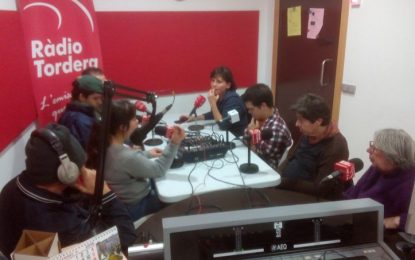 Els grup de ràdio de El Rusc debaten sobre què és per ells la discapacitat dins la tertúlia del programa Diversones
