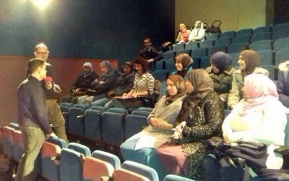 Els alumnes del curs de català per a nouvinguts fan preguntes a l’Alcalde dins del Línia Directa