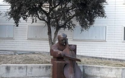 La Carme Fernández ens descobreix la plaça Pau Casals, entre l’Institut i la biblitoeca