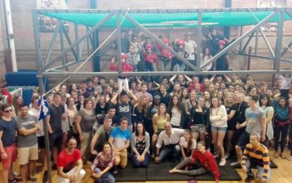 Dos grups de joves belgues i francesos fan tallers de castells amb els Maduixots