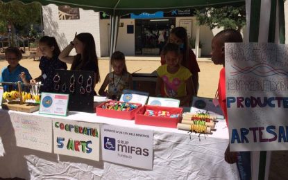 Els alumnes de 5è de primària de l’escola La Roureda venen al mercat els productes que han creat amb les cooperatives escolars “Fet amb mans” i “5 Arts”