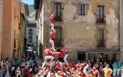 Els Maduixots ens expliquen com són castells aixecats per sota després d’haver-ne descarregat un a la seva actuació a Centelles