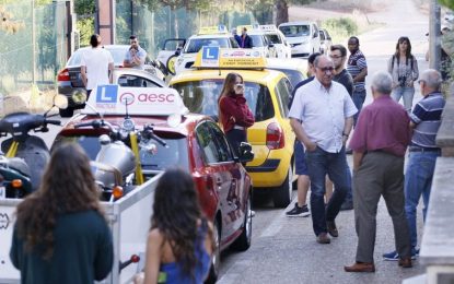 Les autoescoles faran una marxa lenta en cotxe el dimecres 5 de juliol