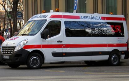 Els treballadors d’ambulàncies ajornen la vaga en senyal de dol