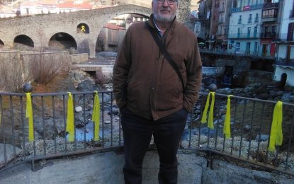 En Robert Vila, professor de l’autoescola Solé, va néixer a Camprodon per on passeja amb “La tarda és temps era temps”