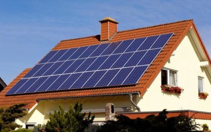 En Víctor Martín creu que el futur de l’electricitat ha de passar per les plaques solars i l’autoconsum