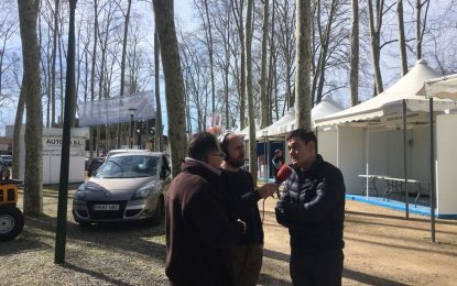 L’Alcalde respon a les preguntes dels expositors a la Fira Mercat del Ram