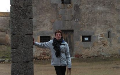 De petita, la Carmen ajudava al seu pare a fer carbó