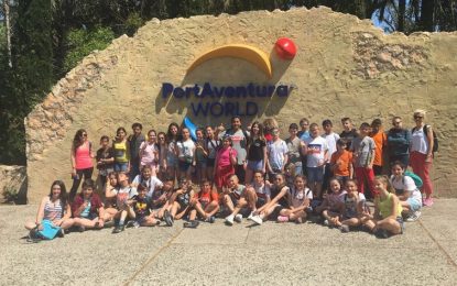 Els alumnes de 6è de l’escola Serra de Miralles gaudeixen de les atraccions de Port Aventura sense cap cua en el seu primer dia de colonies