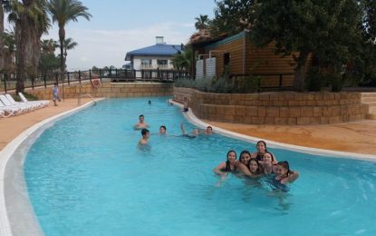 El sol permet que els alumnes de 6è del Serra de Miralles gaudeixin de la piscina de l’hotel de Port Aventura on fan les colònies