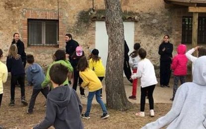 Els alumnes de l’escola Ignasi Iglesias comencen el segon dia de colònies amb una cursa d’orientació i una sessió de Zumba
