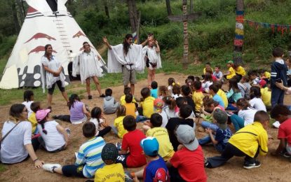 Els alumnes de P4, P5 i 1er de l’escola Ignasi Iglesias comencen les seves colònies enmig d’una tribu d’indis americans