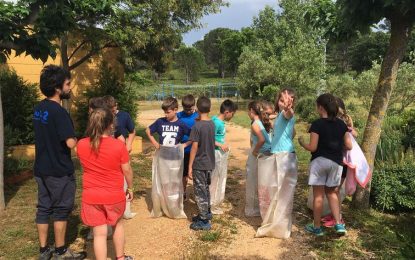 Curses de sacs i el director d’orquestra han estat alguns dels jocs a que han jugat durant el primer dia els alumnes de l’escola Vedruna que estan de colònies
