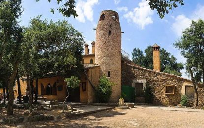 Una caminada descalços i la tirolina han estat les activitats més destacades al primer dia de colònies dels alumnes de P3, P4 i P5 del Serra de Miralles