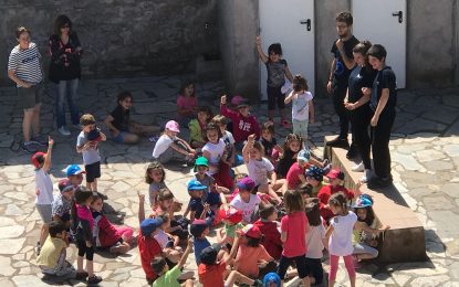 Una índia ha donat la benvinguda als nens i nenes de P4 i P5 de l’escola Vedruna Tordera a la seva arribada a la casa de colònies de Santa Maria d’Oló