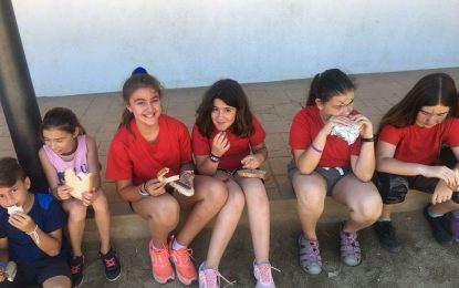 Els alumnes de 6è de La Roureda que estan de colònies a Canet de Mar avui baixaran caminant fins a la platja d’Arenys on passaran tot el dia fent activitats