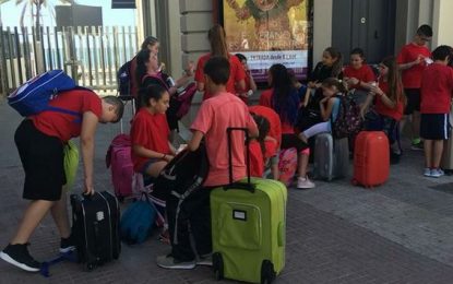 Els alumnes de 6 de La Roureda han marxat de colònies a Canet, on hi han arribat amb tren i una caminada