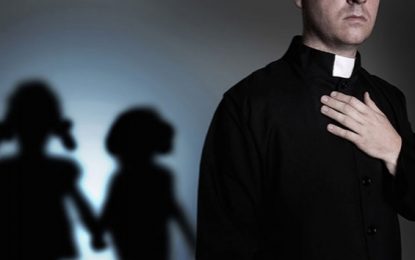 L’Albert Degà ens llegeix un versicle de l’evangeli de Sant Mateu en que condemna la pederàstia