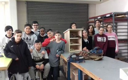 Alumnes de l’IES Lluís Companys impulsen el projecte Hotel d’insectes