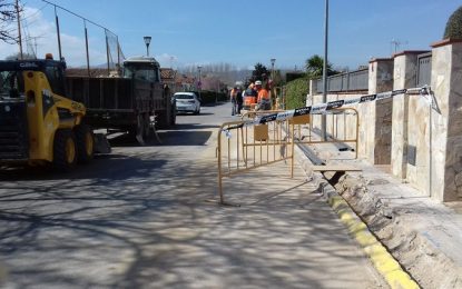 Obres per soterrar els cables de telefonia al veïnat de Fibracolor