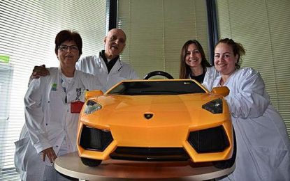 L’Hospital de Calella incorpora un cotxe teledirigit perquè els infants entrin a quiròfan