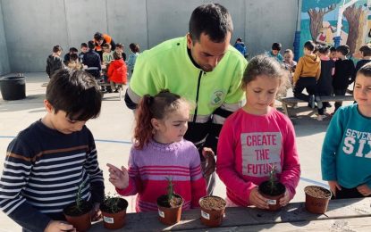El departament de jardineria de la Brigada Municipal realitza una campanya de conscienciació pel medi ambient amb alumnes de l’Escola La Roureda