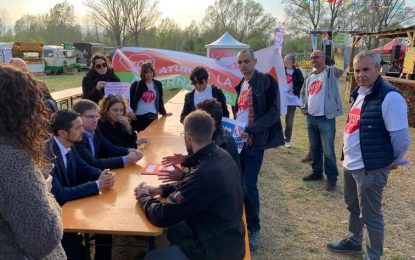 La Plataforma Aturem la C-32 es manifesta a la fira contra el conseller Damià Calvet