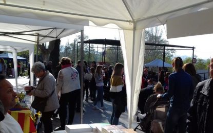 Tordera en directe passeja per la fira de Sant Jordi que organitza La Peixera