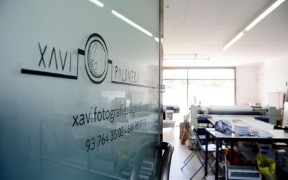 Descobrint Tordera porta a imprimir les seves fotografies al taller d’en Xavi Palomera
