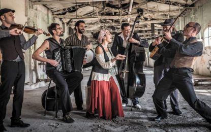 Aquest diumenge l’escenari del Teatre Clavé acollirà l’espectacle de la Barcelona Gipsy Balkan Orchestra