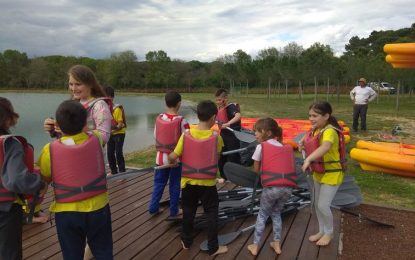 Els alumnes de 3r i 4t de l’Ignasi Iglesias han anat amb caiac i quad en el seu primer dia de colònies