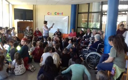 L’escola Serra de Miralles repassa les taules de multiplicar amb els avis i àvies de Can Comte