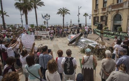 Més de 200 persones protesten davant de l’Ajuntament de Lloret de Mar en contra de la construcció de la C-32
