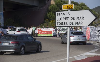Aturem la C-32 informa els conductors que accedeixen al sud de la Costa Brava sobre les “irregularitats” de les obres