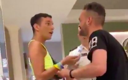 L’Estel·la reflexiona davant del vídeo d’una agressió homòfoba