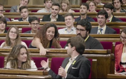 La Cristina ens explica les tasques educatives que realitzen des de l’Aula Parlament
