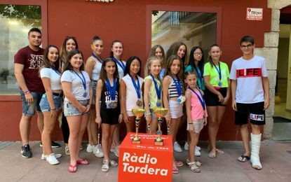 Les atletes del Club Twirling Vila de Tordera passen per La Banqueta d’Estiu després del seu èxit al campionat europeu