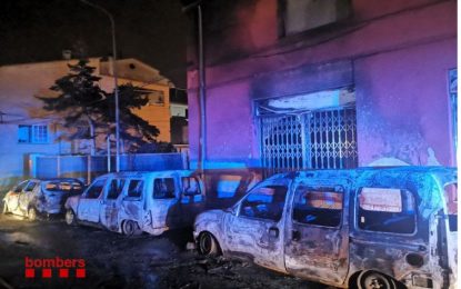 Cremen quatre cotxes aparcats al Camí de Mas Martí i el SEM atén una desena de persones per inhalació lleu de fum