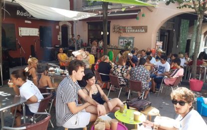 Cal Terrassà inicia la festa major organitzant una sardinada la nit de la cantada d’havaneres