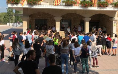Alumnes de primer d’ESO de l’Escola Vedruna se sumen a la vaga pel clima amb una concentració a la plaça de l’Ajuntament