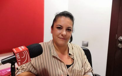 Míriam Rocabruna explica diverses propostes del seu grup per poder millorar els serveis de la Policia Local i el CAP a l’entrevista amb els polítics