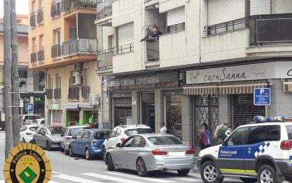 Un vehicle xoca contra cotxes estacionats al carrer Alcalde Vendrell
